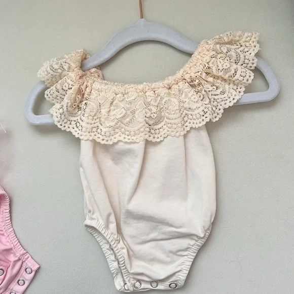 Bailey’s Blossoms 0-3 month bundle - Picture 5 of 5